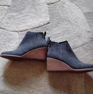 NWT womens TOMS Ankle Length Heeled Boot, Size 7.5.